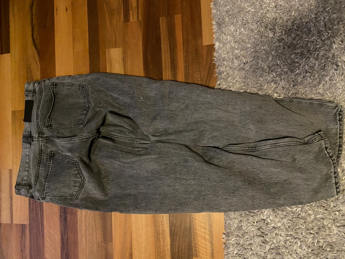 Gråa pull&bear jeans - 1