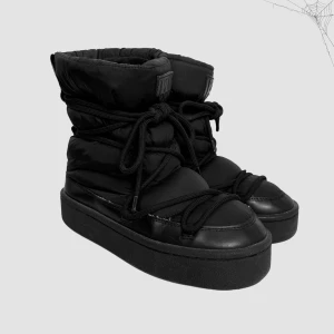 Vinterskor 🖤 - Chunky svarta snow-boots med snörning! 🖤😌Storlek 38 📏Ytliga spår av användning förekommer men i övrigt är de i bra skick ✨Köp nu 💌