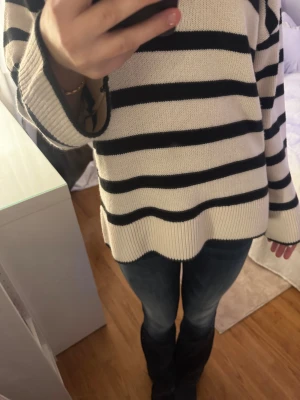 Blå lågmidjade jeans-REPLAY - Säljer ett par blå REPLAY jeans med snygg tvätt och låg midja. Jeansen har syda bootcut ben och coola broderade detaljer på bakfickorna. Passformen är normal och materialet är strechigt . Perfekta för dig som gillar en avslappnad och trendig stil. 25 i midja. PRIS KAN DISKUTERAS