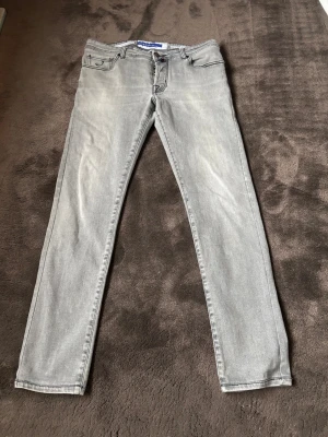 Jacob cohën jeans gråa  - Säljer nu mitt par riktigt schyssta Jacob Cohen jeans då jag inte använder dem så mycket längre. Inga defekter alls och fortfarande som nya, ny pris 5500, storlek 33. Vid frågor är det bara att skriva!