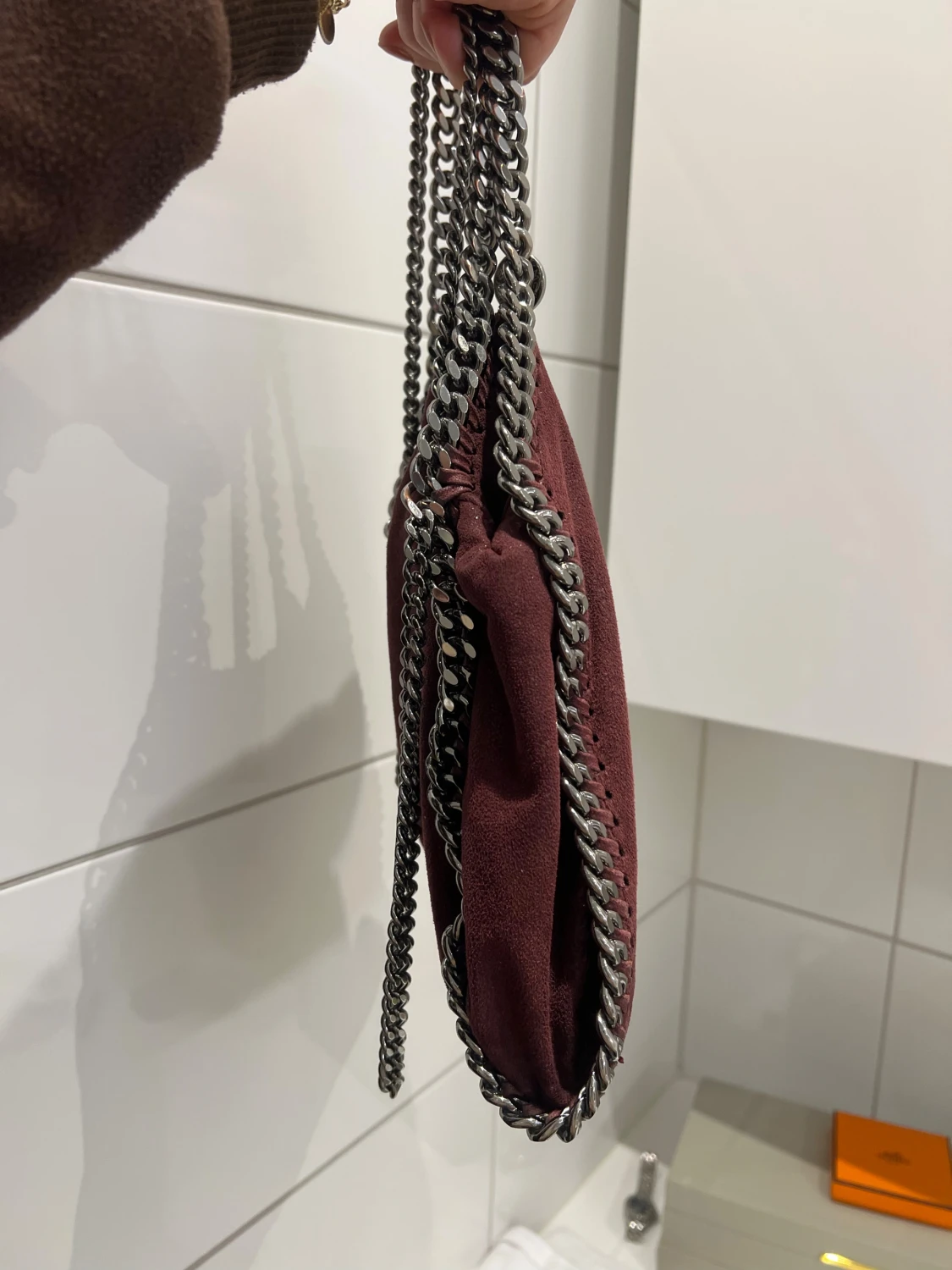 Vinröd axelväska med kedjedetaljer - 1