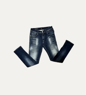Replay Jeans - Snygga Replay Hyperflex jeans i blå. Stretchigt jeansmaterial som sitter tajt och bekvämt. Perfekt för dig som gillar en modern och smal siluett. Vid snabbaffär kan priset ändras.