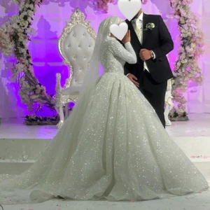 Glittrig brudklänning - Säljer min glittriga brudklänning som är full med  pärlor! Köptes i Malmö för 45000 kr och säljer den för 70000 kr priset kan diskuteras såklart! Jag valde nummer 7 på underkjolen ni kan välja större eller mindre beroende på hur stor ni vill att kjolen ska se ut, klänningen är i superbra skick!! Klänningen var öppen vid brösten men jag bad om att dem skulle lägga till extra tyg och sy upp den ända till halsen, man kan ta bort det tillagda hos en sömmerska.🤍slöja samt underkjolen ingår!!