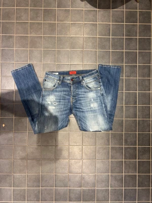 Jack and Jones jeans  - Säljer de här svin snygga Jack  and Jones jeansen i storlek W31 L30 i modellen slimfit/glenn de har både jätte snygga slitningar och jätte snygg tvätt, priset är inte fast utan går att diskutera!