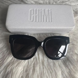 Chimi solglasögon - Svarta solglasögon från Chimi. Använda men fortfarande i bra skick.