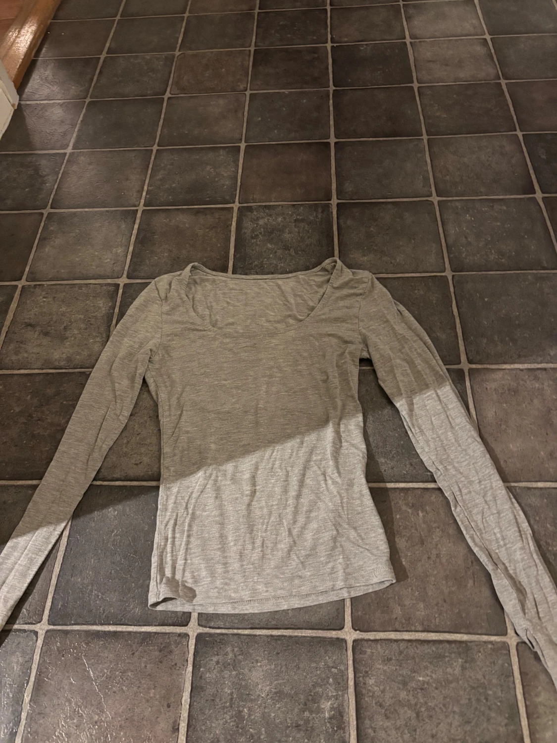 Ljusgrå långärmad topp