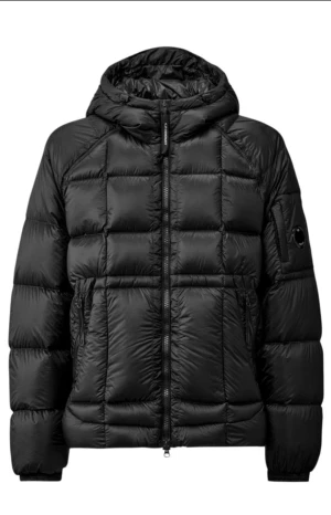 Skriv om du intresserad så skickar jag video på jackan ser alltså ut såhär fast i mörk blå obs med huva från C.P. Company - (Skriv om du intresserad så skickar jag video på jackan ser alltså ut såhär fast i mörk blå obs) Säljer exakt denna men i mörk blå färg pufferjacka från C.P. Company med huva och dragkedja framtill. Jackan har quiltad design, två sidofickor med dragkedja och en rund logodetalj på ärmen. Perfekt för kalla dagar och har en riktigt snygg streetstil.