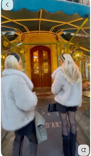  Fluffig pälsjacka med stor krage - Säljer en supermysig och fluffig pälsjacka i beige/grå med stor krage och långärmade ärmar. Jackan har en loose passform och är perfekt för dig som vill ha en trendig och varm look. Materialet är pälsimitation och jackan är riktigt mjuk och skön.