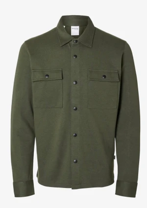 Grön overshirt från Selected Homme - Snygg militärgrön overshirt från Selected Homme med klassisk krage och svarta tryckknappar framtill. Jackan har två stora bröstfickor med lock och långärmade ärmar med manschett. Perfekt för lager-på-lager och chill stil.