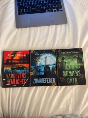 Varulvens hemlighet, Zombiefeber, Mumiens gåta - Tre spännande böcker av Kristina Ohlsson: Varulvens hemlighet, Zombiefeber och Mumiens gåta. Perfekta för dig som gillar mysterier, övernaturliga äventyr och rysliga berättelser. Passar unga läsare som vill ha fartfylld och nervkittlande läsning!