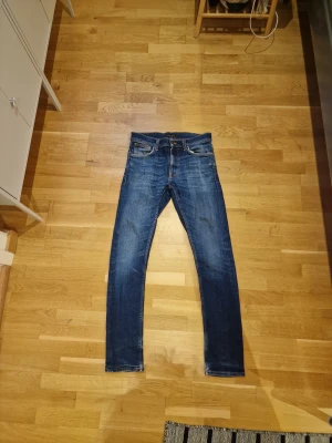 Blåa nudie jeans - Ett par feta nudie jeans som är mycket bra skick🔥 Inga defekter. Storlek 30/34. Pris kan diskuteras❄️