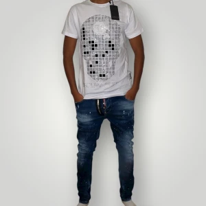 Philipp plein t shirt strl S vit  - Helt ny. Fin replika med grym kvalitet. Modellen är 175cm lång. Normal i passformen. Pris: 999kr. Först till kvarn som gäller. Skickas direkt inom 24h