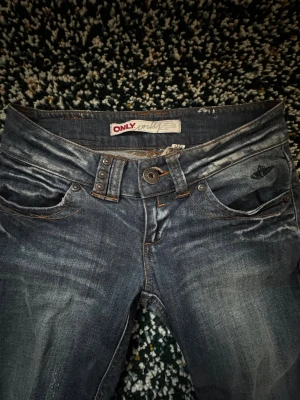 Lågmidjade jeans  - Jeans från ONLY med extremt låg midja och rak passform. Använda få gånger utan märkbara defekter.