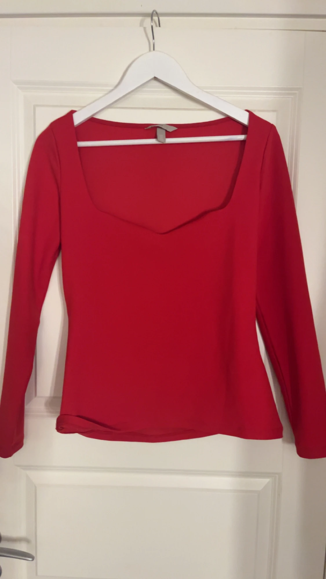 Röd långärmad topp med fyrkantig ringning