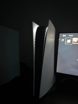 PlayStation 5 - Säljer en PlayStation 5 i mycket fint skick. Konsolen är ren och utan synliga repor eller skador. Perfekt för dig som vill spela de senaste spelen med snabb laddning och fantastisk grafik. Levereras utan tillbehör, endast konsol.