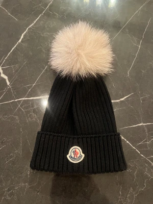 Märkes mössa dam - Säljer min nya märkes mössa för dam. Äkta. Finns scan att skanna. Använd en vinter bara