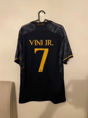 En riktig fin Real Madrid t shirt  - Riktig bra oanvän