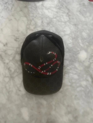 G keps - Knappt använd då den inte passar min ansiktsform, storlek l i bra skick