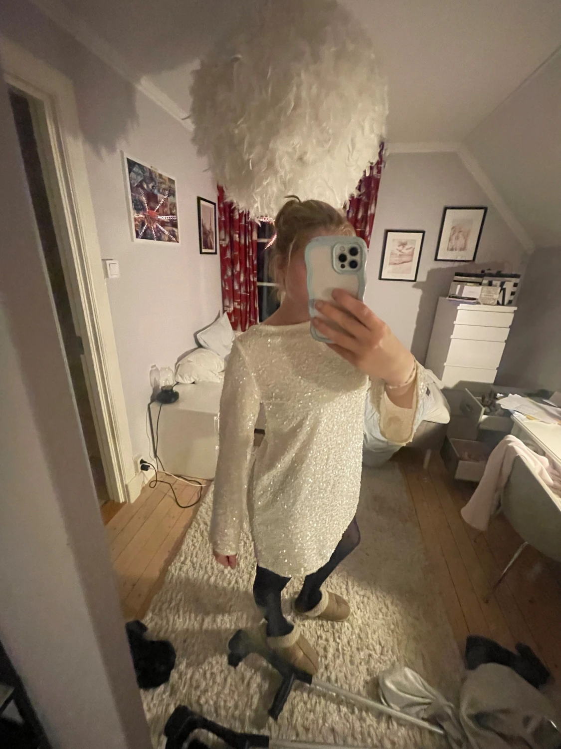 Vit paljettklänning med svart rosett - 1