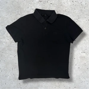 Hugo Boss piké - Säljer denna svarta Hugo Boss pikén i stl S. Tröjan är i väldigt bra skick utan några tecken på användning. Hör av er vid frågor, pris kan diskuteras något!