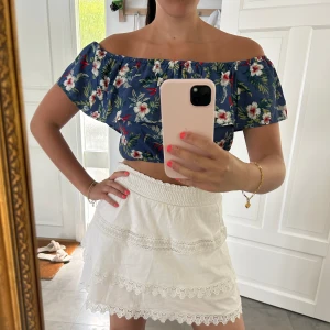 Tröja  - Säljer denna tröja storlek XS sååå fin. Inga defekter. Köparen betalar frakt och kvar så länge annonsen inte är markerad som ”såld”🌺