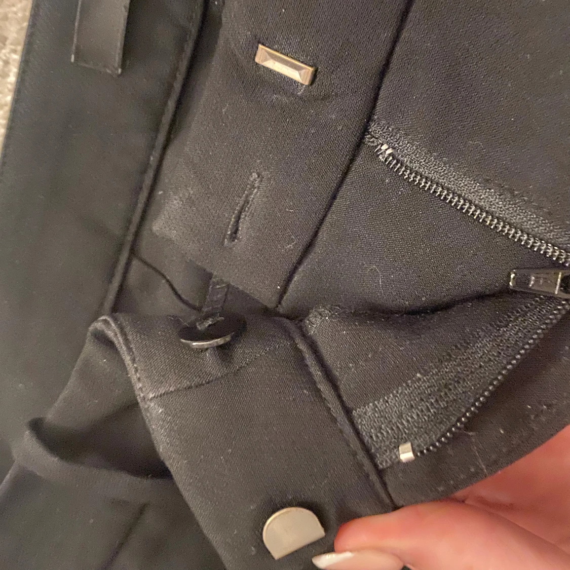 Svarta kostymbyxor från BikBok, strl 34 - 3