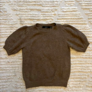 Brun stickad tröja med puffärm - Superskön brun stickad tröja från Vera Moda med korta puffärmar och rund hals. Perfekt till hösten 🍁Använd några få gånger och passar både xs/s!