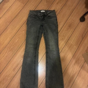 Mörk grå jeans - Mörk gråa jeans från Gina tricot. Jätte fint skick! 