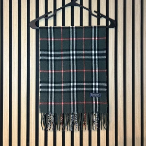 Burberry halsduk  - Grå rutig burberry halsduk | Skick 9/10 | Hör gärna av dig vid minsta fundering😊