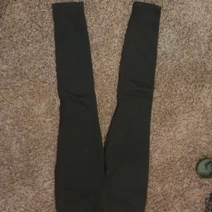 Svarta skinnyjeans - Svarta skinnyjeans, perfekta för en clean och enkel stil. De sitter skönt mot kroppen. Passar till allt och är ett måste i garderoben för dig som gillar bekväma och stilrena plagg.