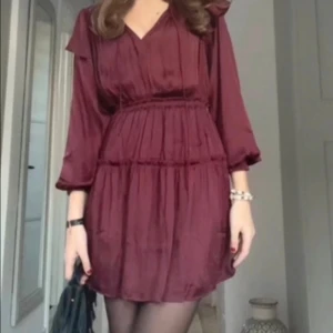 Maje liknade klänning - Superfin vinröd klänning, xs men passar s