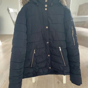 Svart Jacka - Fin svart jacka i stl: 164, avtagbar päls luva 