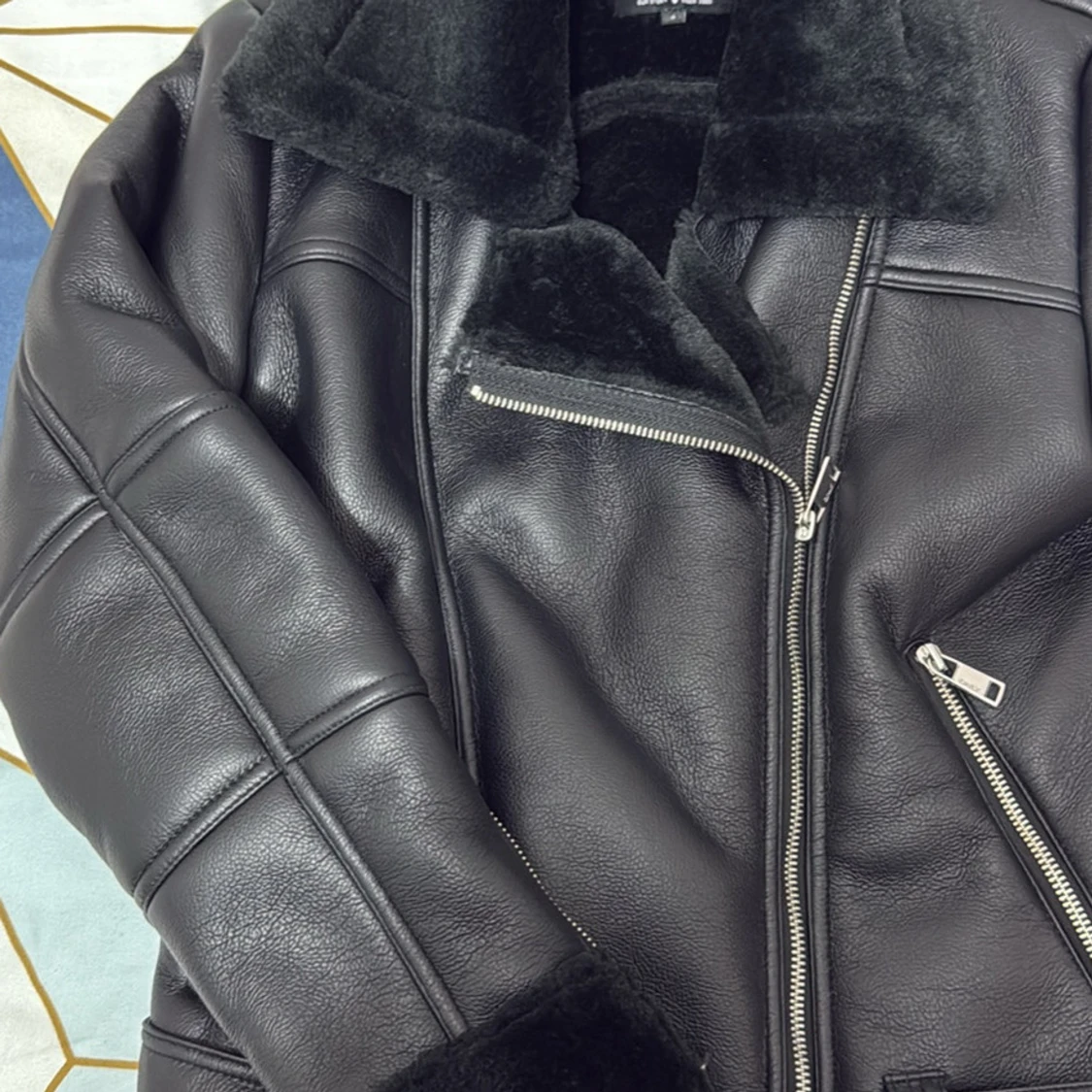 Svart teddyjacka från ONLY