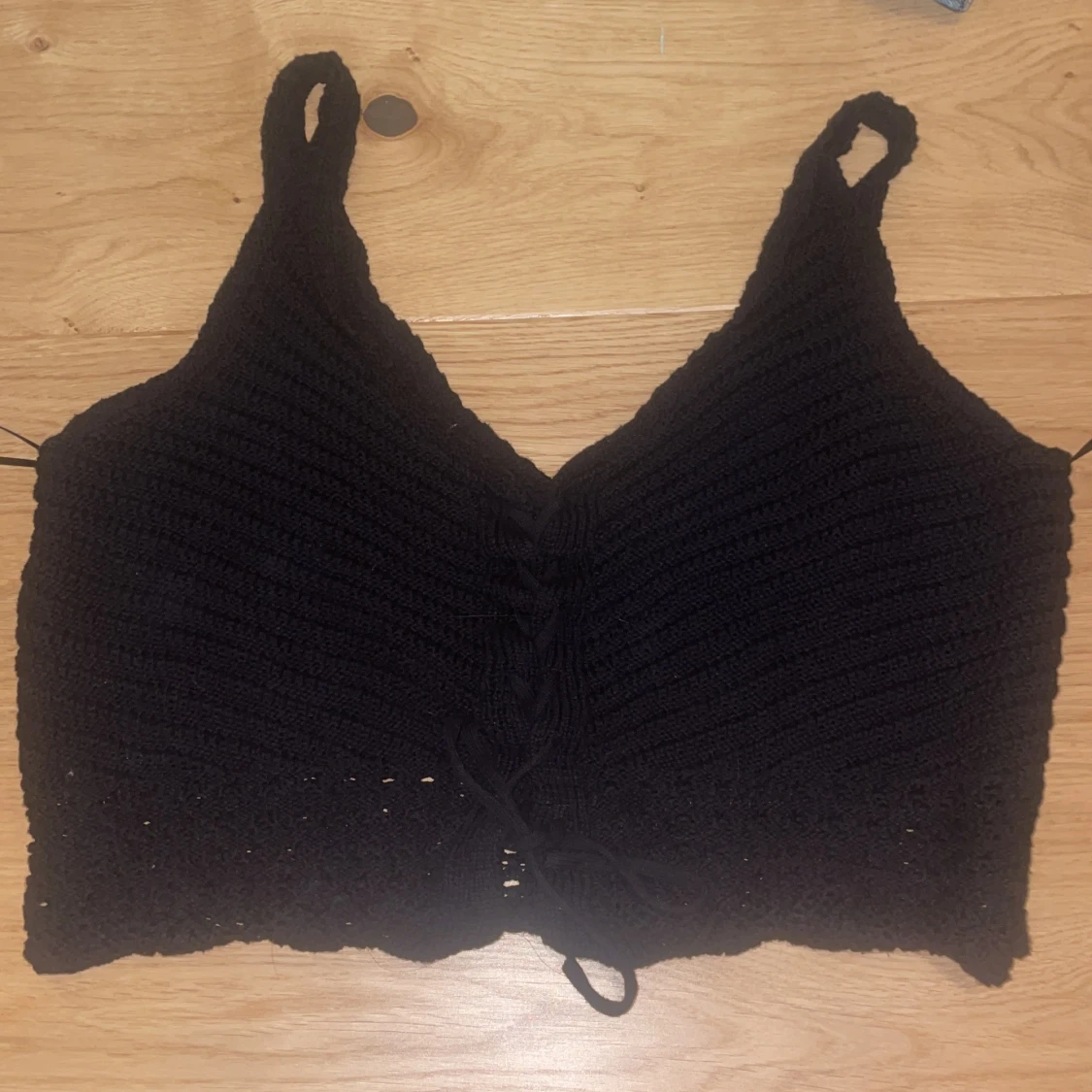 Svart stickad croppad linnetopp - 2