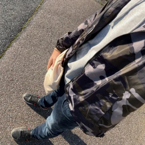 Replay Anbass jeans i mörkblå denim - Säljer ett par snygga Replay Anbass jeans i mörkblå tvätt. Klassisk femficksmodell med diskreta slitningar och Replay-logga vid fickan. Jeansen har normal passform och är tillverkade i mjuk och stretchig bomullsdenim för skön känsla hela dagen.