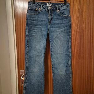 90s bootcut jeans - Använda få gånger men inga tecken på användning. Är i längden short och är lite långa på mig som är 163✨️