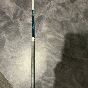 Unihoc carbskin  - Säljer min Unihoc carbskin som är väldigt lätt och skön balans på 100cm 26 flex 