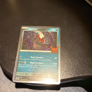 Darkrai - Cool och glittrig Pokémon-samlarbok med Darkrai! Perfekt för dig som älskar Pokémon och vill ha en unik kort i din samling. Kortet har specialeffekter och är i fint skick, redo att ta din samling till nästa nivå.