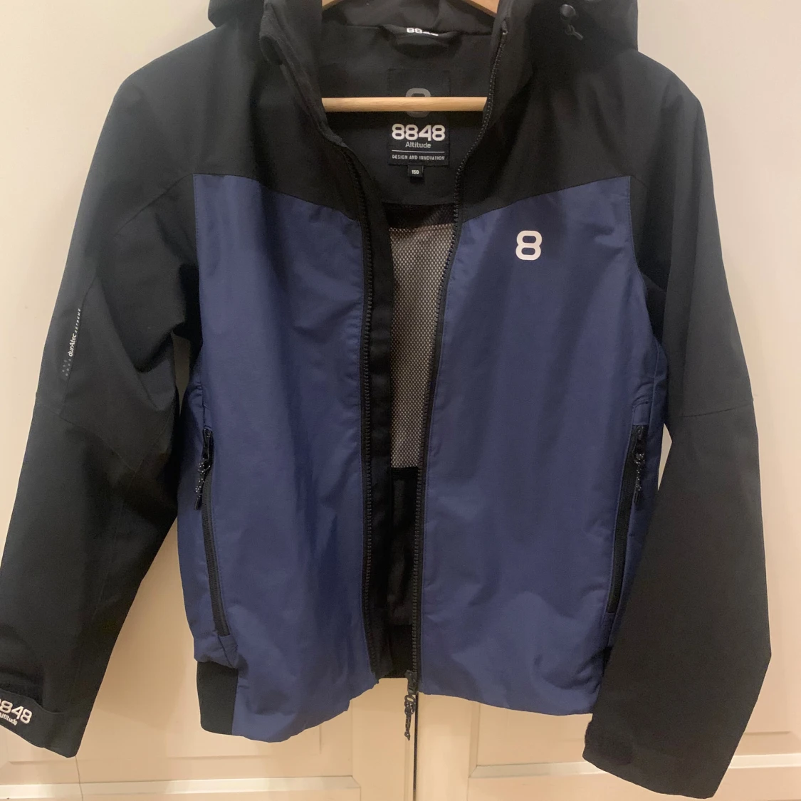 Blå och svart regnjacka 8848 Altitude, stl 150