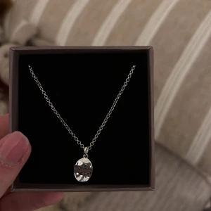 Äkta silver halsband- nyskick - Äkta silver halsband från snö of Sweden, nypris var runt 400 kr. Helt nytt, aldrig testat💓💓