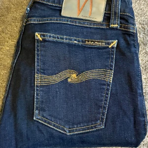 Mörkblå Nudie Jeans - Mörkblåa Nudie Jeans||Skick 9/10||Storlek 29/32||Modell Skinny Lin||Skriv vid minsta intresse||