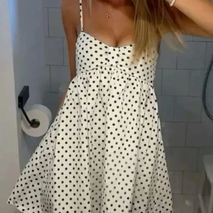 Prickig klänning zara - Trendig 