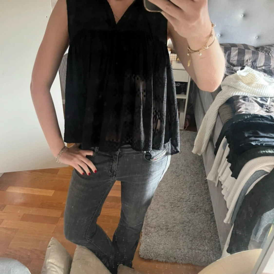 Svart ärmlös blus med prickigt mönster