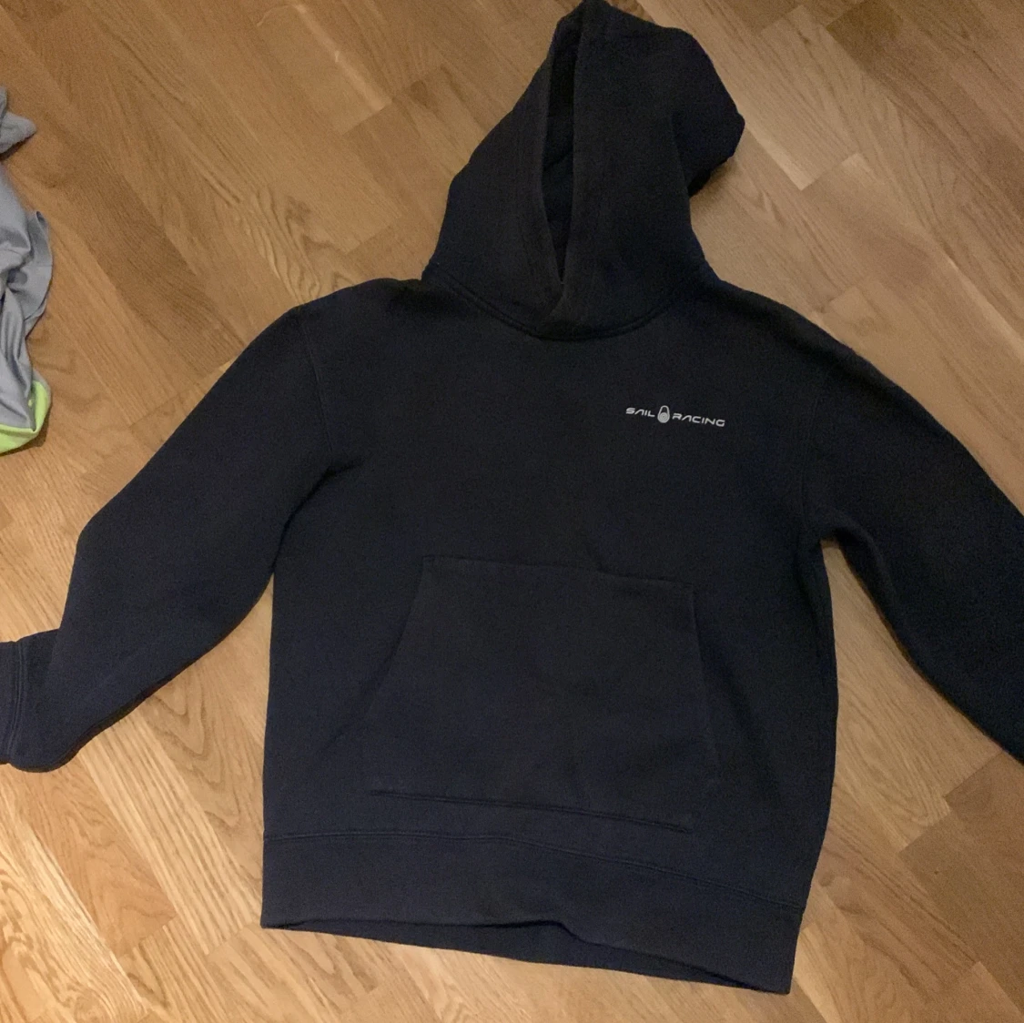 Mörkblå hoodie från Sail Racing