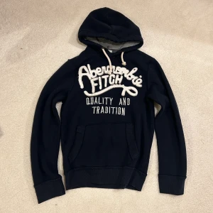 Abercrombie & fitch hoodie - En hoodie från Abercrombie & fitch i storlek S (HERR). Fler bilder imorgon 