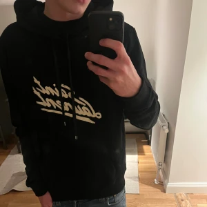 Saint Laurent hoodie - Säljer min feta Saint Laurent hoodie för ett sjukt bra pris. Perfekt nu till höst/vinter och den passar till alla möjliga outfits. Skick 9/10. Hör gärna av er om ni har några funderingar eller vill diskutera pris!