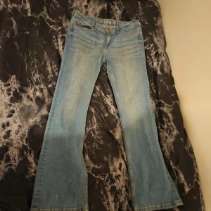 Ljusblå bootcut jeans från Denim - Ljusblå jeans från Denim i klassisk bootcut-modell. Storlek: 44 men sitter som en tight fit♡