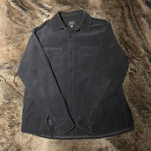 Manchester overshirt  - Tja, säljer denna manchester overshirten från H&M. Fint skick. Storlek M men passar också L. Riktigt snyggt layer plagg. Vid fler frågor är det bara att höra av sig. 