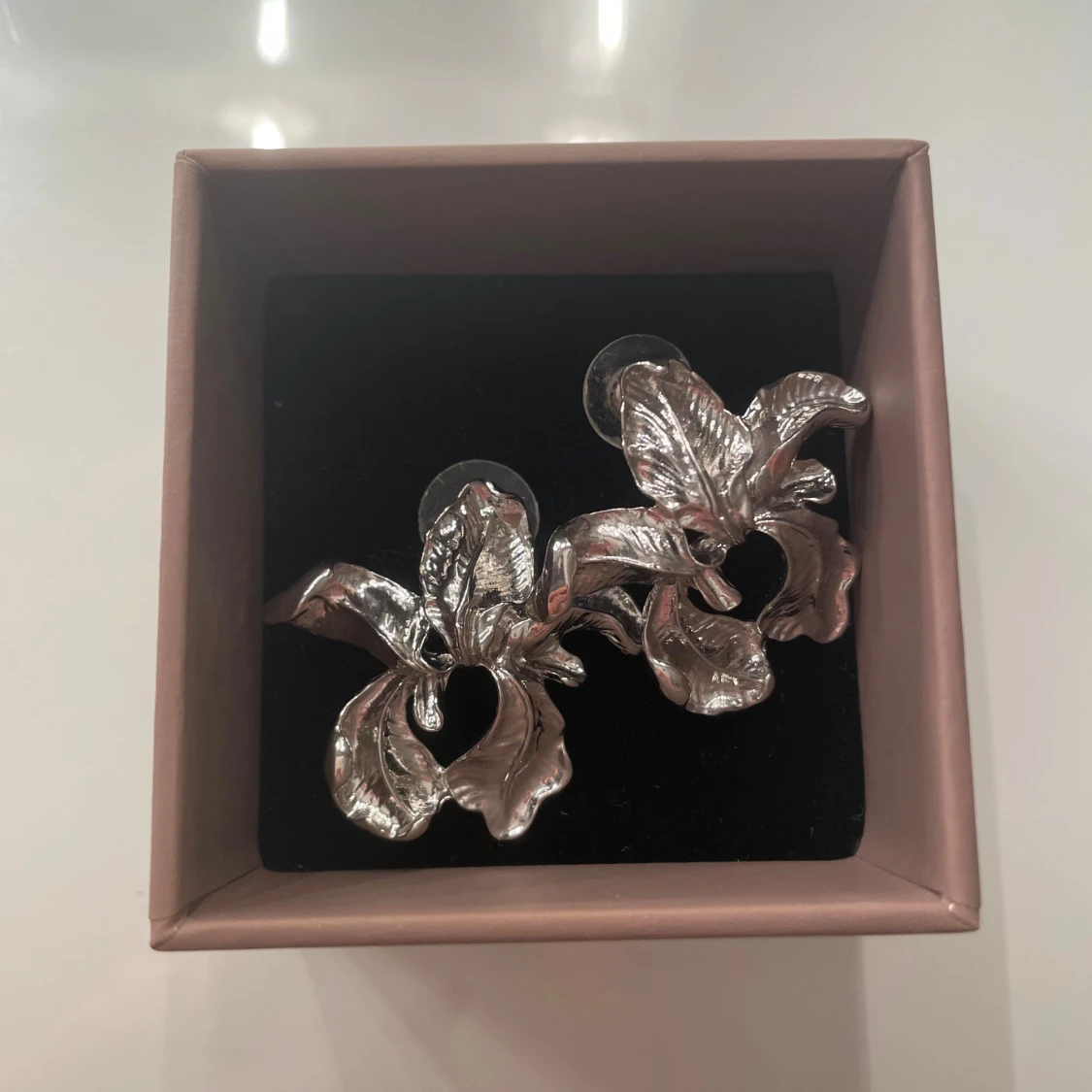 Silvriga blomformade örhängen - 2