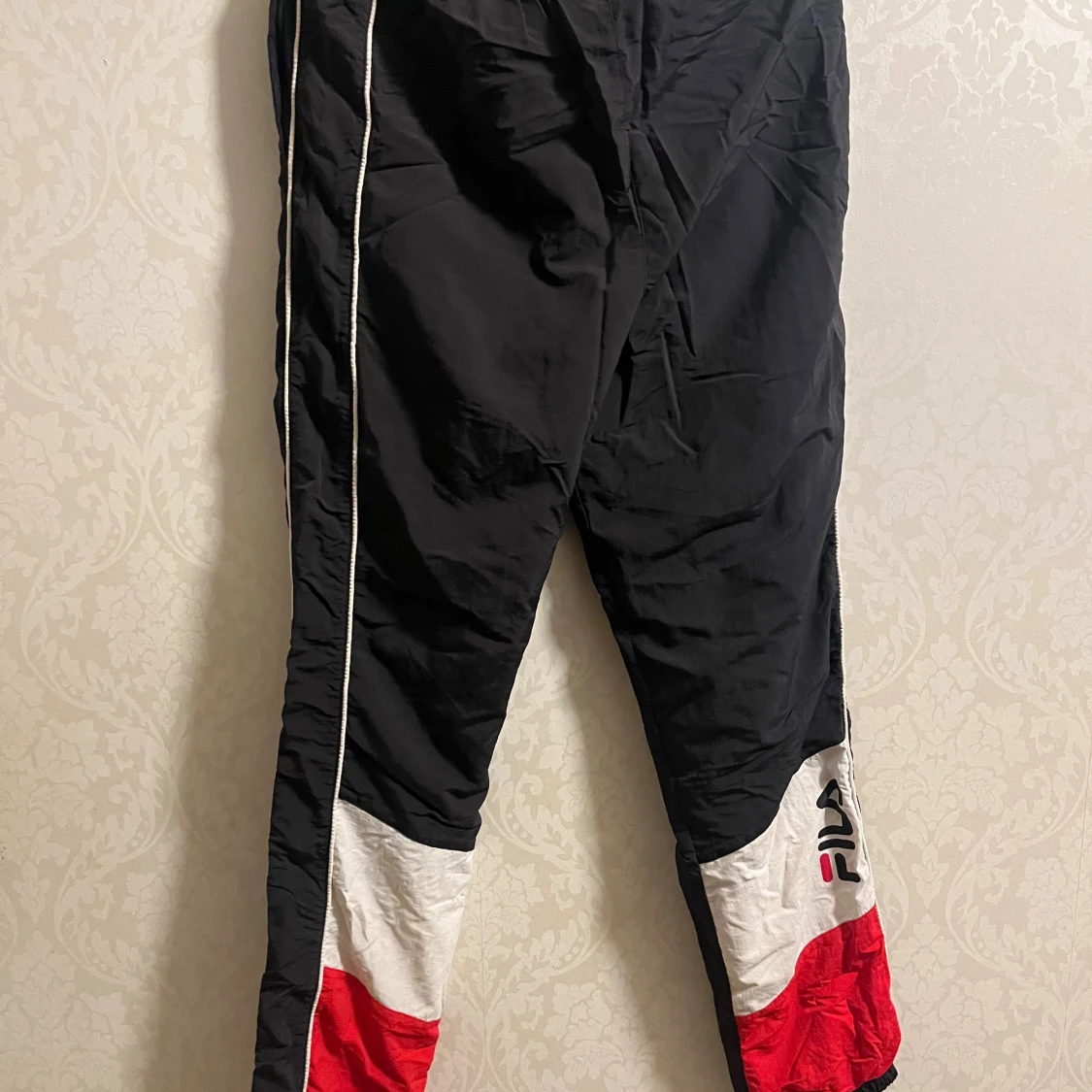 Svarta FILA täckbyxor med rödvit detalj - 1